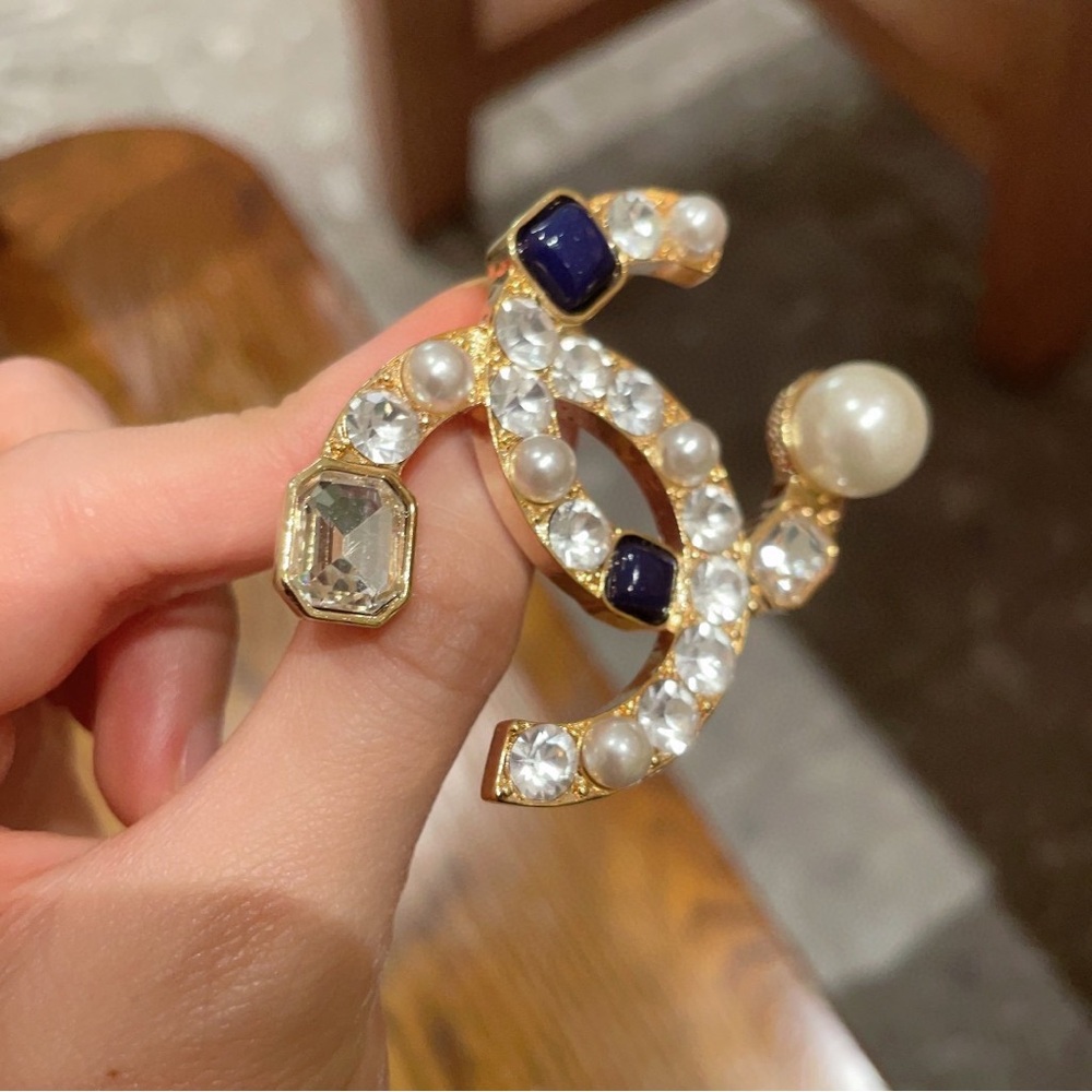 CHANEL Gold and Blue Pearl Brooch - Picture 5 of 7